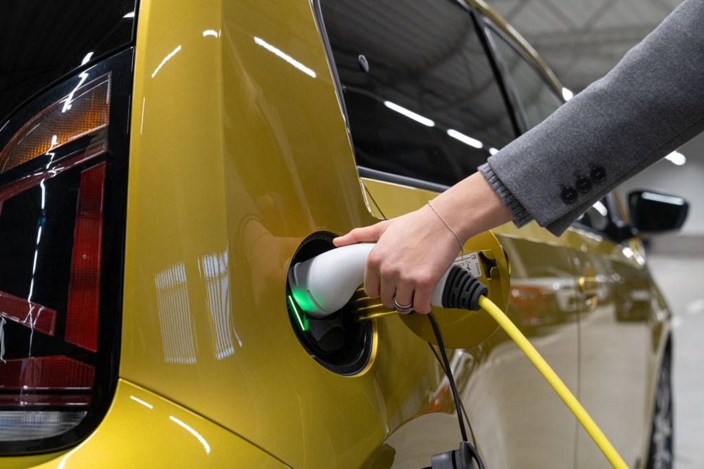 Auto elettriche: perché in Italia restano al palo