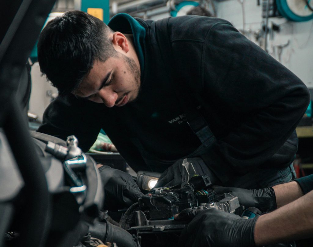 Le auto in Italia: tante e tra le più vecchie, ma gli autoriparatori diminuiscono
