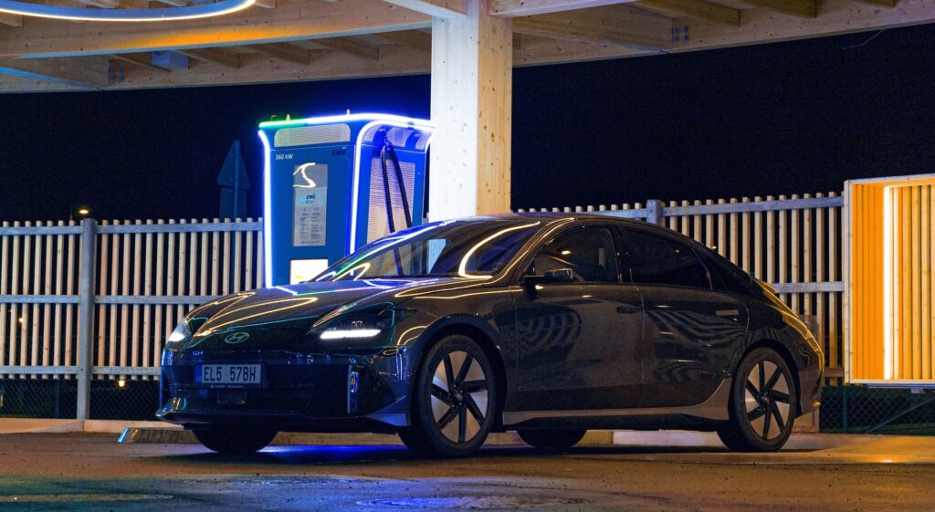ACEA: correlazione tra vendite di auto elettriche e punti di ricarica