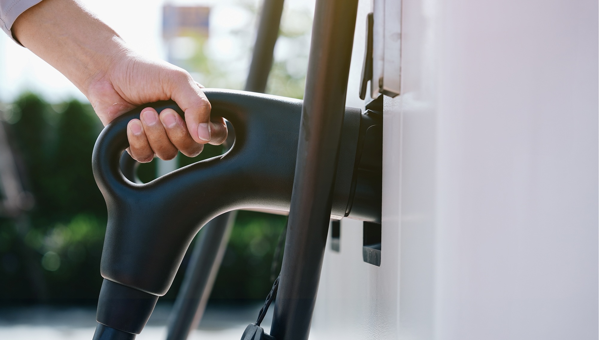 L’auto elettrica in Italia: consumatori confusi, i prezzi elevati fanno da freno