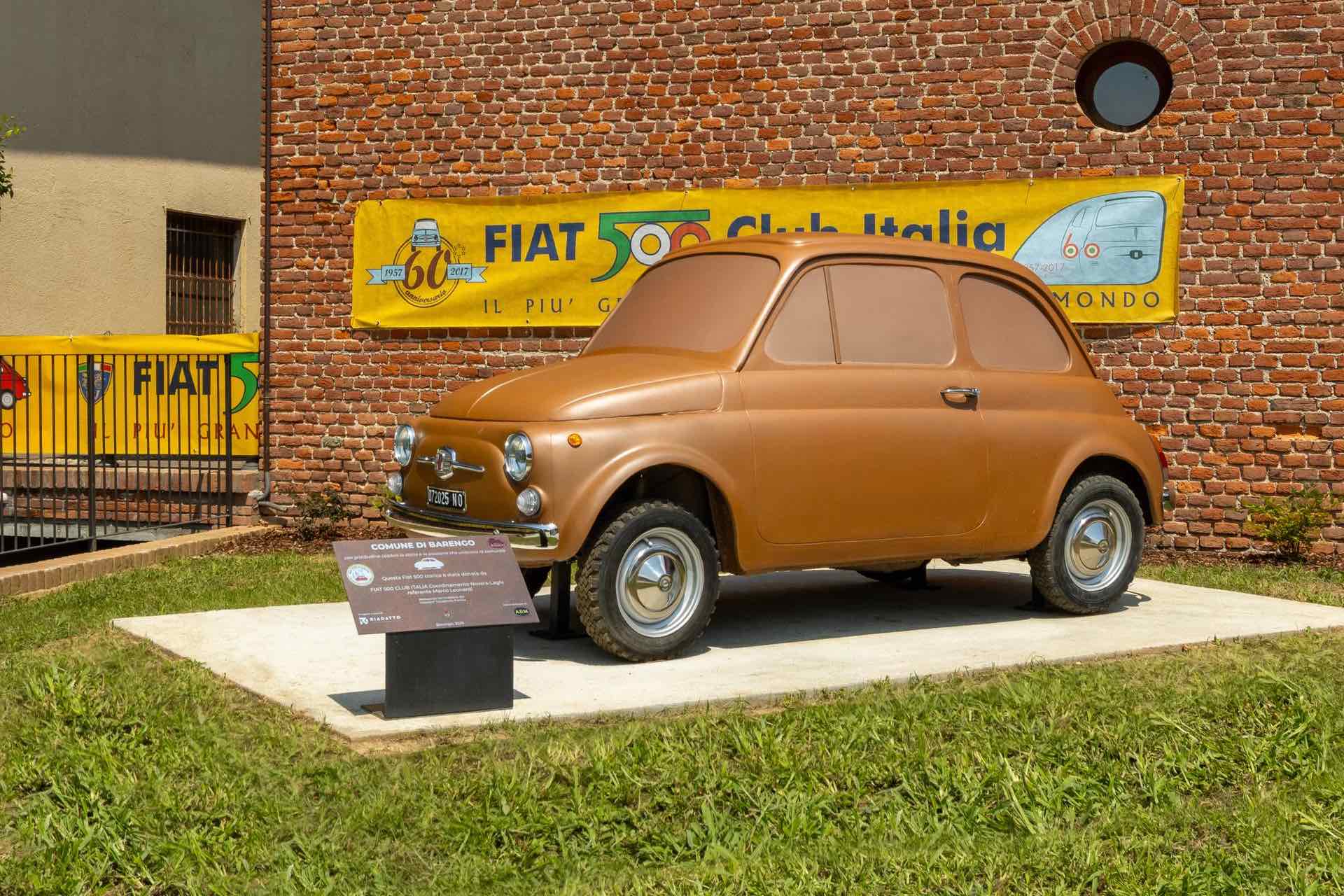 Barengo celebra la Fiat 500: inaugurato il primo monumento dedicato al “Cinquino”