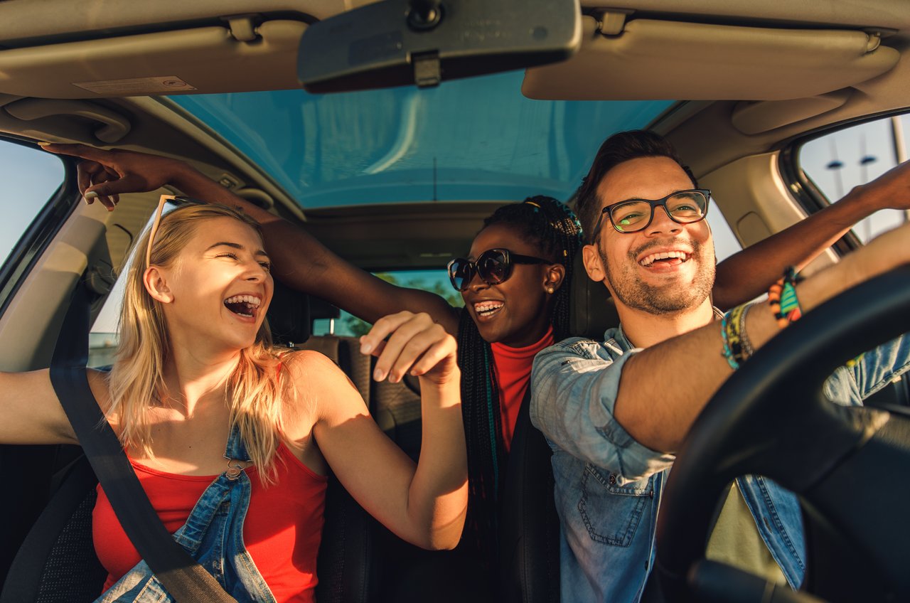 Estate 2025: l’Italia sceglie l’auto e il viaggio diventa la vacanza