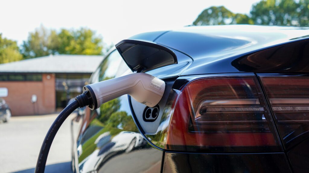 Auto elettriche: Motus-E e Assosegnaletica uniscono le forze sulla ricarica