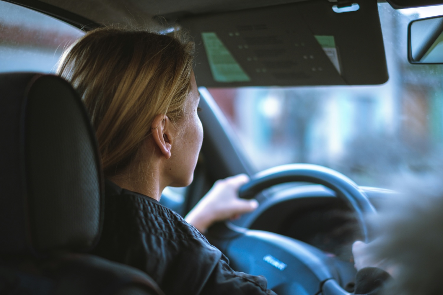 Donne al volante: tra stereotipi e libertà
