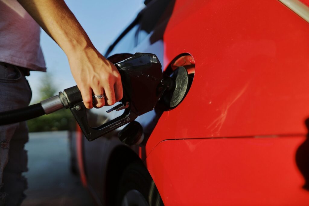 Spendere meno carburante ogni mese: le abitudini che fanno la differenza