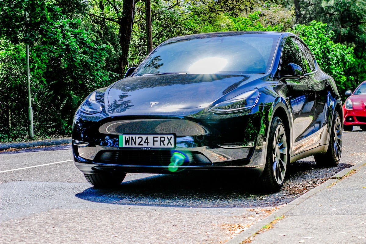 Italiani e auto elettriche: il 54% ci guarda, ma il caro vita frena il mercato