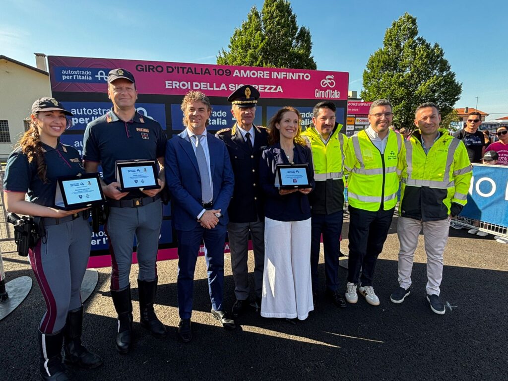 Eroi della sicurezza: premiati al Giro d’Italia agenti e operatori ASPI