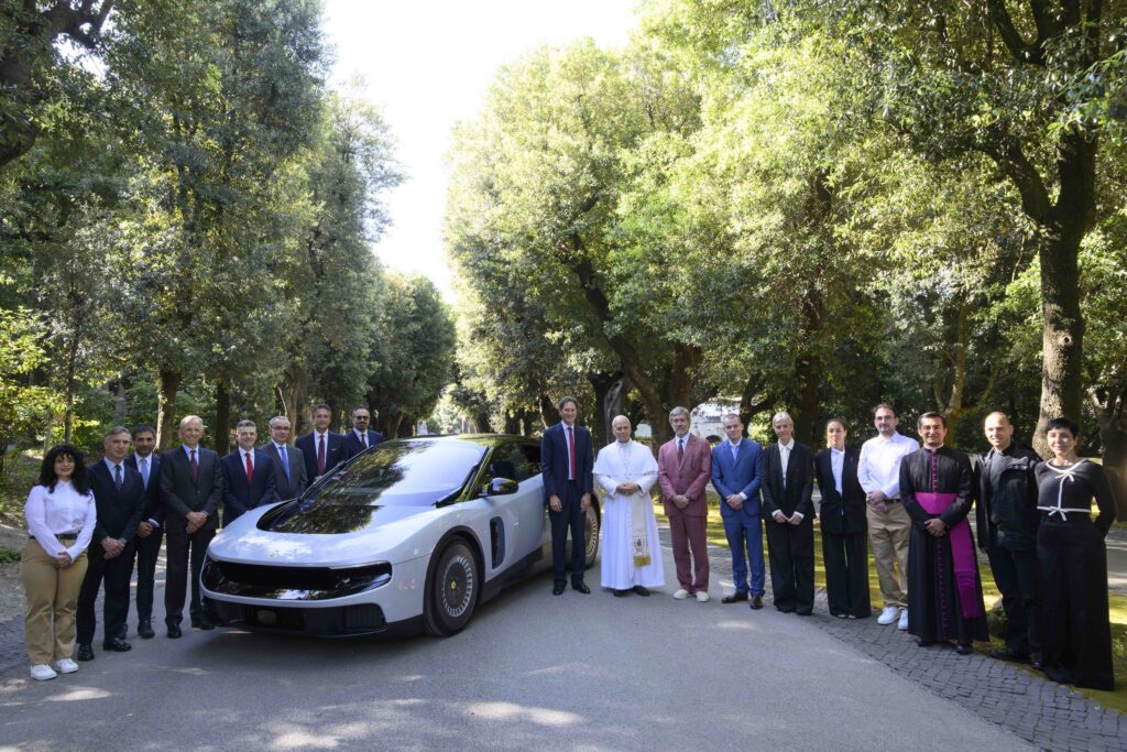Ferrari Luce: anteprima per Papa Leone XIV a Castel Gandolfo