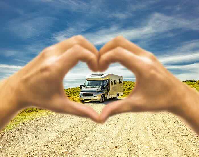 Camper e van cambiano il modo di viaggiare: boom del turismo libero