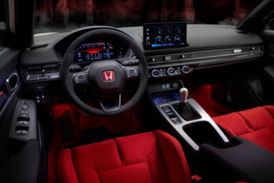 Volante in Alcantara: perché d’estate può fare la differenza