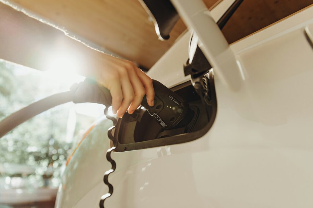 Auto elettriche, record di colonnine in Italia: sono oltre 84mila